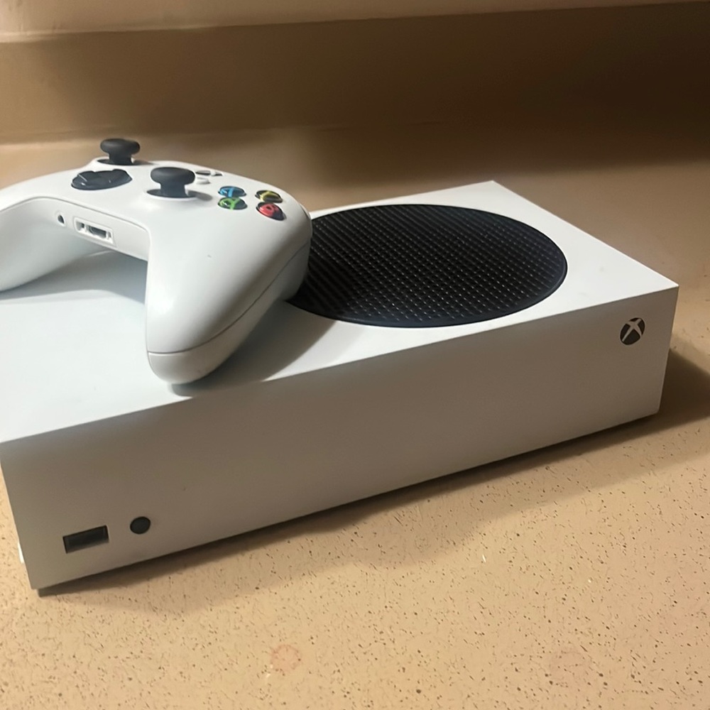 Xbox Next Gen Console up for 205$ it comes with 2 white controller unlimited Gol